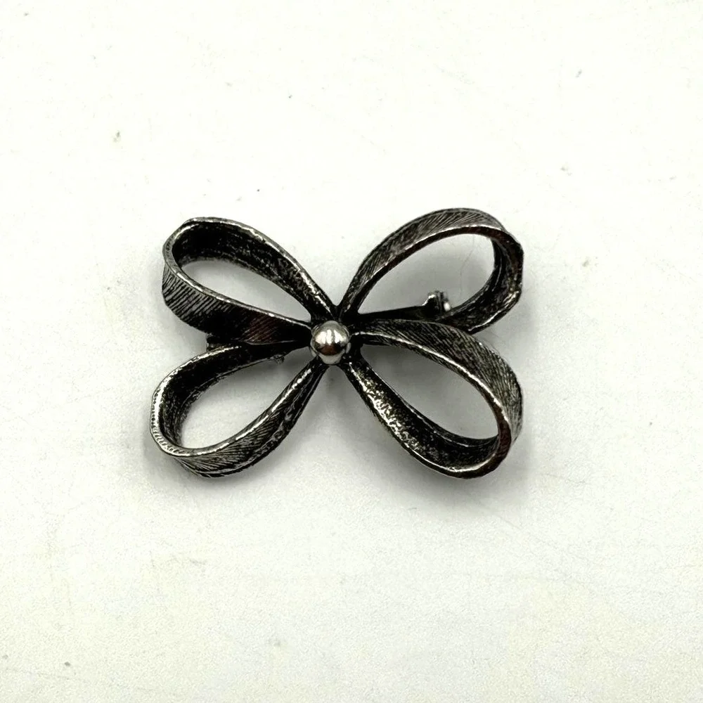 Vintage LIDZ Silver Tone Textured Bow Brooch Pin Ribbon Design Accessory